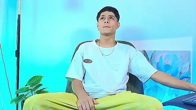 Snapshot of Eliassalvatore_ chatting on August 8, 2026, 6:10 pm Eliassalvatore online show from August 8, 2026, 6:10 pm