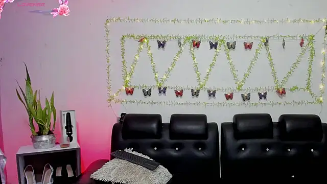 Snapshot of aria-voss chatting on April 8, 2026, 12:16 pm aria-voss online show from April 8, 2026, 12:16 pm
