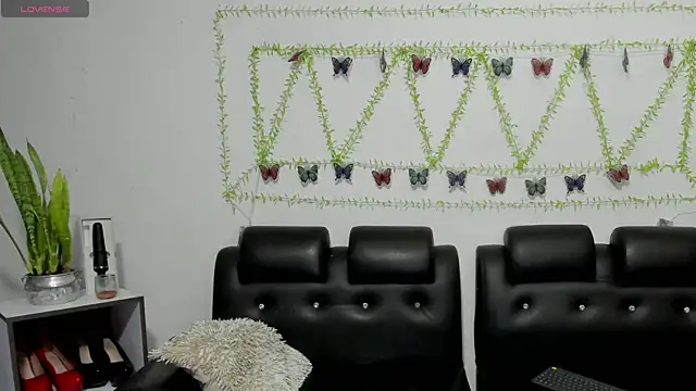 Snapshot of aria-voss chatting on April 13, 2026, 11:54 pm aria-voss online show from April 13, 2026, 11:54 pm