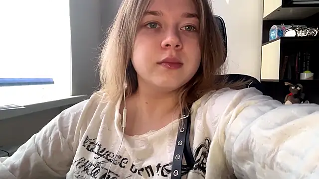 TomikoPfau online show from April 16, 2026, 2:07 pm