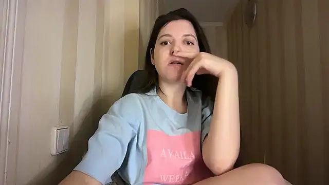 Snapshot of Eloise_Pattie chatting on February 22, 2026, 11:36 pm Eloise Pattie online show from February 22, 2026, 11:36 pm