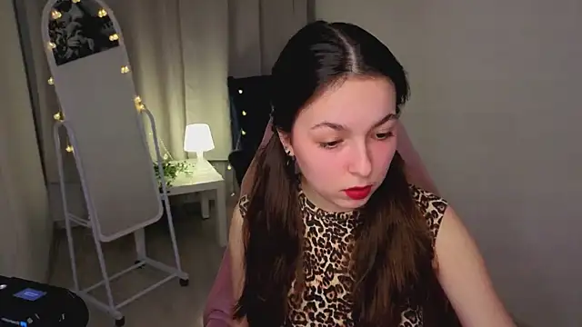 Snapshot of BellaThery chatting on March 1, 2026, 5:09 am BellaThery online show from March 1, 2026, 5:09 am