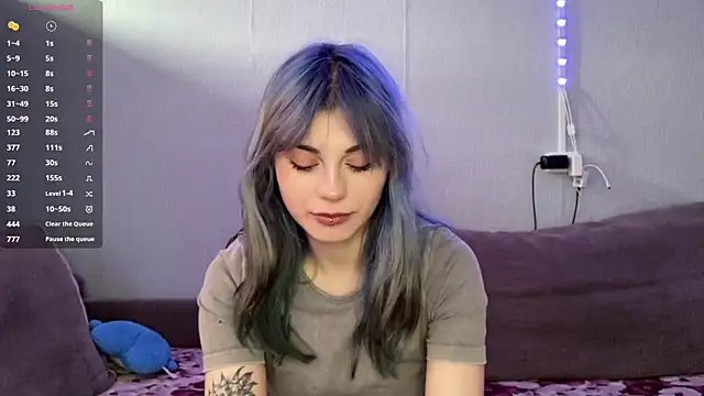 Snapshot of Emmibrilson chatting on April 19, 2026, 12:37 pm Emmibrilson online show from April 19, 2026, 12:37 pm