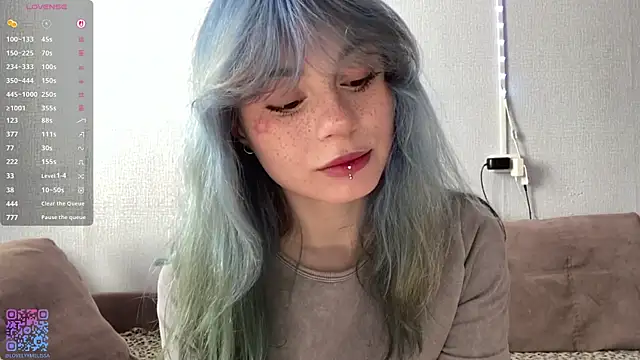 Snapshot of Emmibrilson chatting on May 3, 2026, 10:21 am Emmibrilson online show from May 3, 2026, 10:21 am