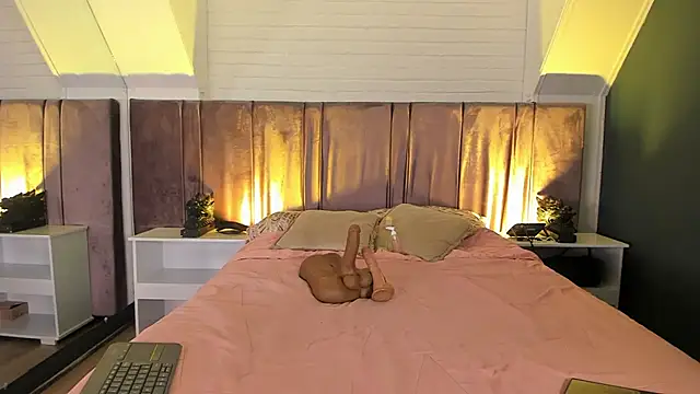 Fiorelaa  online show from April 15, 2026, 11:39 am