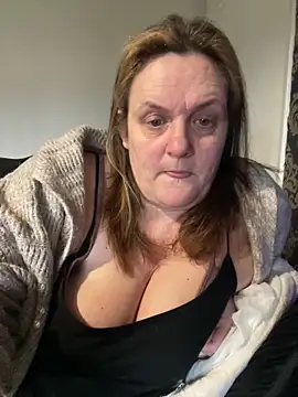 Busty-GilfQuinn online show from February 26, 2026, 9:52 am