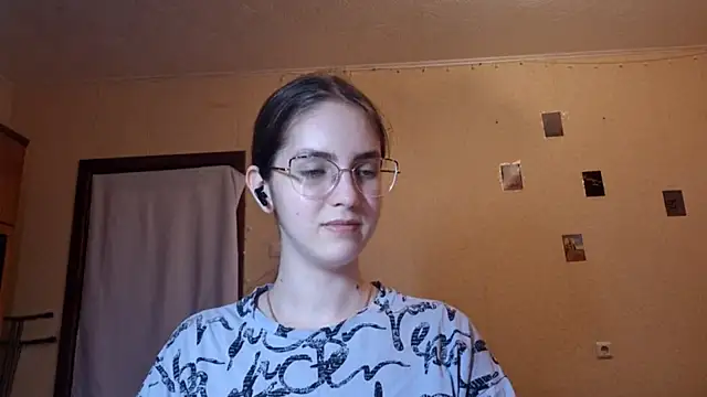 Snapshot of Katelemon chatting on June 17, 2026, 3:24 pm Katelemon online show from June 17, 2026, 3:24 pm
