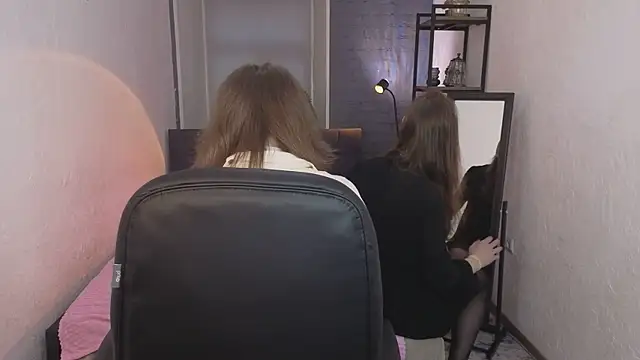 ZoriaLovesLuna online show from April 8, 2026, 6:46 am