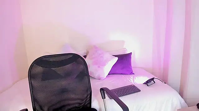 MIAA ROBERTSS online show from March 25, 2026, 5:35 am