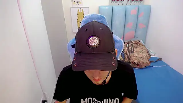 Snapshot of Houston_bby_ chatting on February 27, 2026, 8:42 pm Houston bby online show from February 27, 2026, 8:42 pm