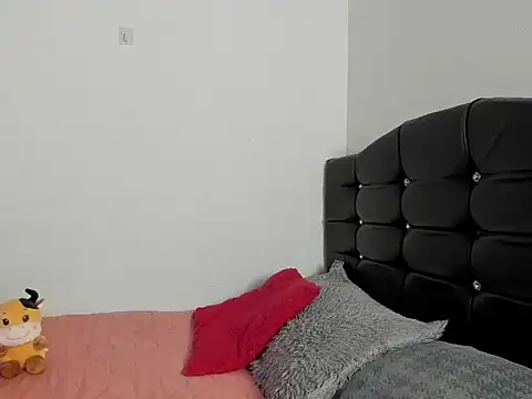 LatinaQueen23 online show from March 6, 2026, 1:51 pm