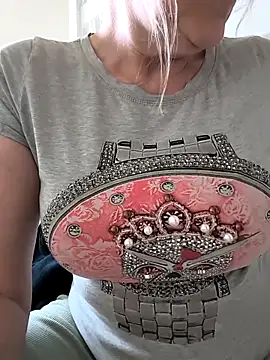 Snapshot of Heidiblueeyes chatting on May 5, 2026, 6:05 pm Heidiblueeyes online show from May 5, 2026, 6:05 pm