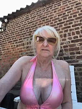 Snapshot of Heidiblueeyes chatting on May 28, 2026, 1:19 pm Heidiblueeyes online show from May 28, 2026, 1:19 pm