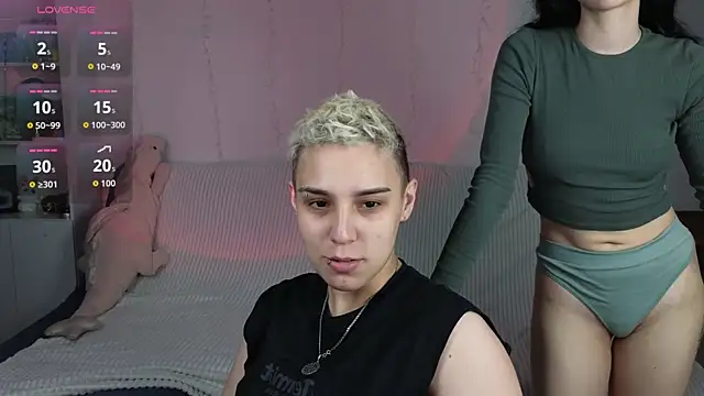 Snapshot of LuxuryLoverss chatting on June 7, 2026, 3:05 pm LuxuryLoverss online show from June 7, 2026, 3:05 pm