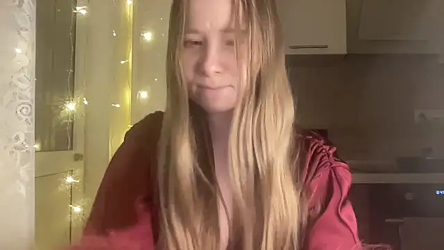 cutefoxieee online show from April 14, 2026, 9:32 pm