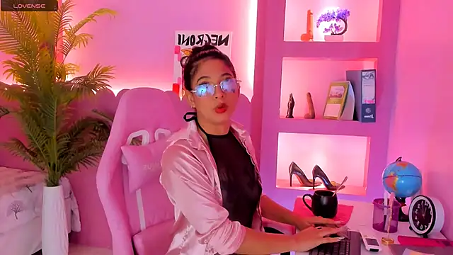 Snapshot of Holy_Lux chatting on March 11, 2026, 11:05 am Holy Lux online show from March 11, 2026, 11:05 am