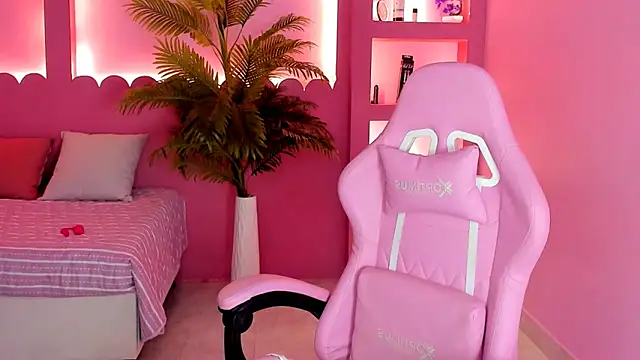 Snapshot of Holy_Lux chatting on March 28, 2026, 4:56 am Holy Lux online show from March 28, 2026, 4:56 am