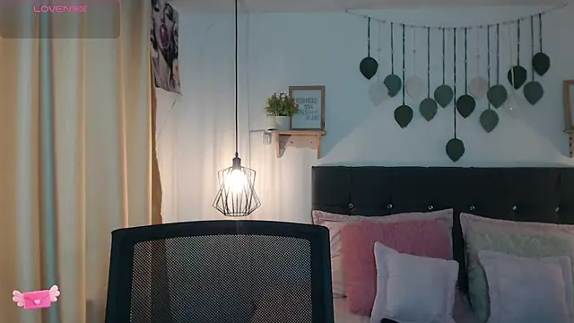 Emma hassani online show from March 28, 2026, 2:27 pm