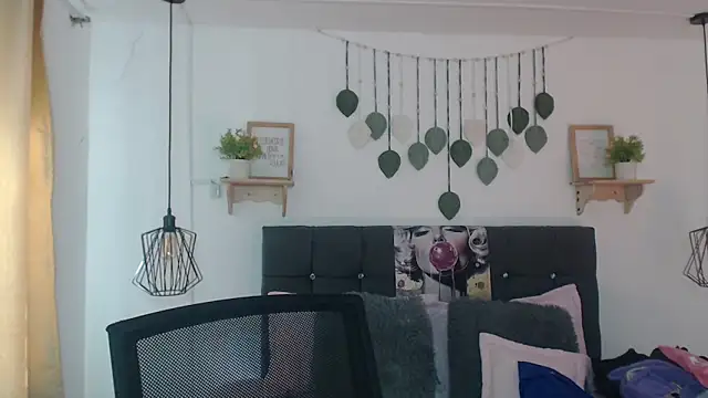 Emma hassani online show from April 8, 2026, 2:06 pm