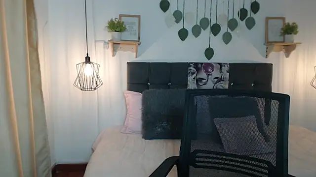 Emma hassani online show from April 10, 2026, 2:11 pm