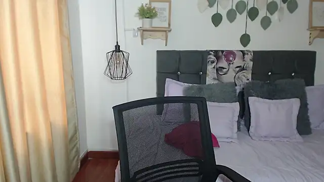 Emma hassani online show from April 11, 2026, 2:10 pm