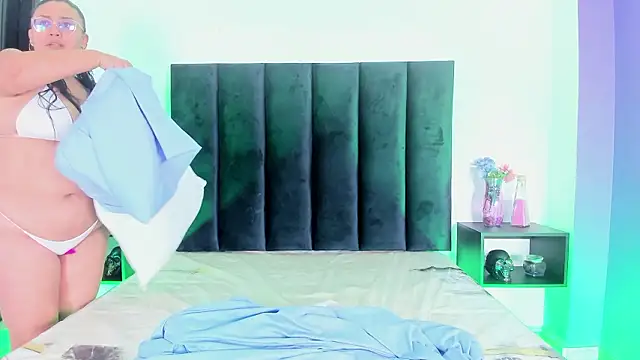 scarlet  ray  online show from March 17, 2026, 11:57 am