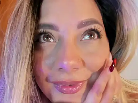 Snapshot of FoxxySweet chatting on April 14, 2026, 2:23 pm FoxxySweet online show from April 14, 2026, 2:23 pm