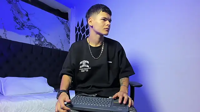 DylanRoyce  online show from March 11, 2026, 12:44 pm