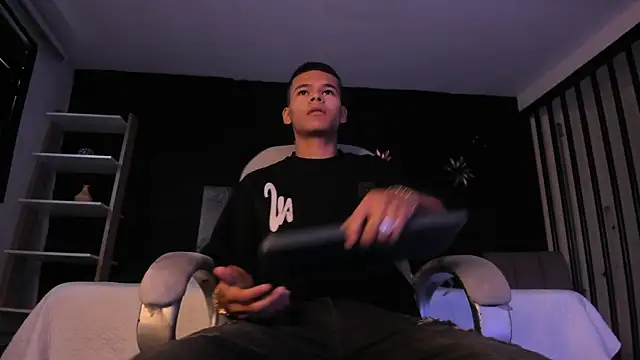 DylanRoyce  online show from April 14, 2026, 12:22 pm