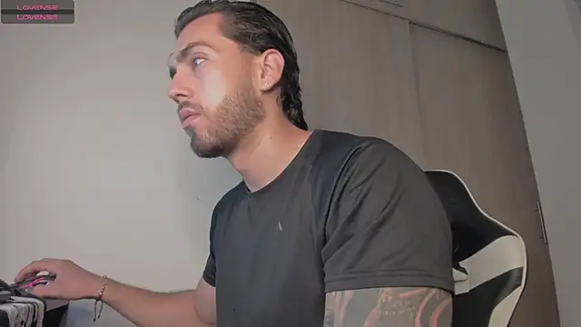 Axel  Blaze online show from April 15, 2026, 1:07 pm