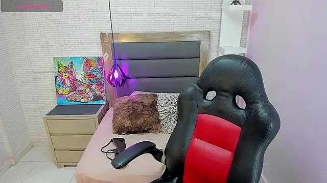 LESLYSIMPSON online show from March 5, 2026, 7:43 pm