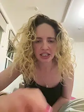 curlyirishgirl online show from April 5, 2026, 8:17 pm