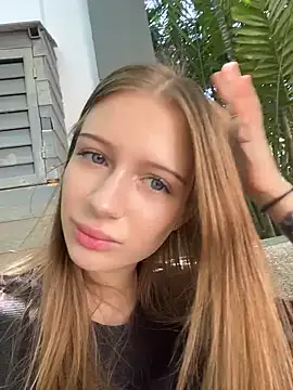 Snapshot of ViviennMur chatting on March 3, 2026, 6:41 am ViviennMur online show from March 3, 2026, 6:41 am