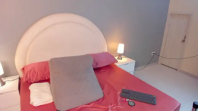 zoepinkett online show from March 18, 2026, 3:42 am