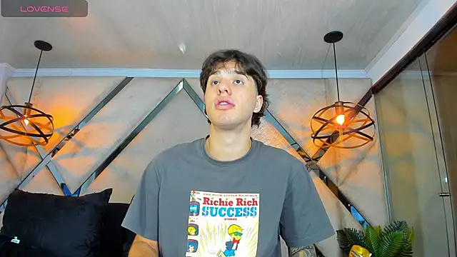 EXCLUSIVE8 online show from April 16, 2026, 4:02 am