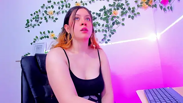 Snapshot of violeta_cutee chatting on March 3, 2026, 2:34 pm violeta cutee online show from March 3, 2026, 2:34 pm