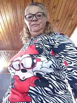momismilf544 online show from April 7, 2026, 1:33 pm