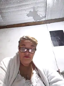 momismilf544 online show from April 26, 2026, 5:16 am