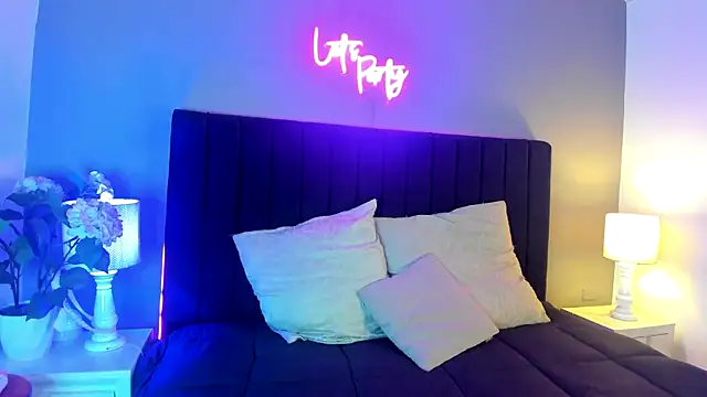 scarlett leex  online show from April 7, 2026, 4:24 am