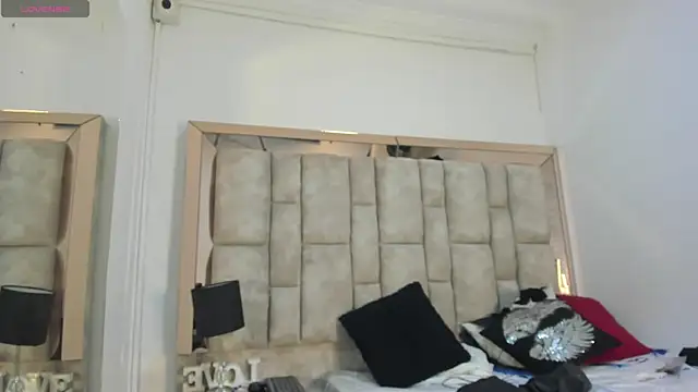 Titan Moreno  online show from March 31, 2026, 12:05 pm