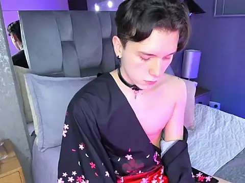 hollannd  online show from April 21, 2026, 9:17 pm