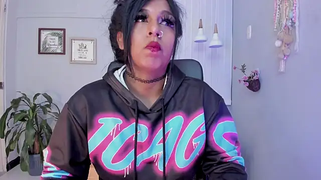 Nahomy Collins  online show from March 7, 2026, 7:22 pm