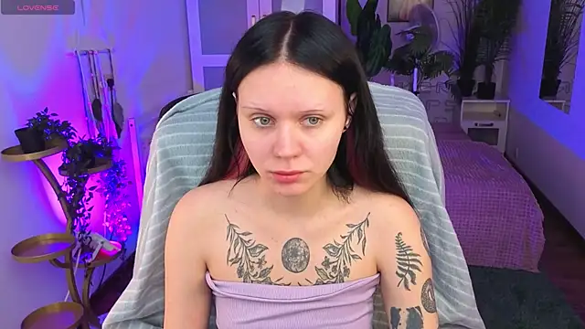 kittenlolla online show from April 18, 2026, 5:44 am