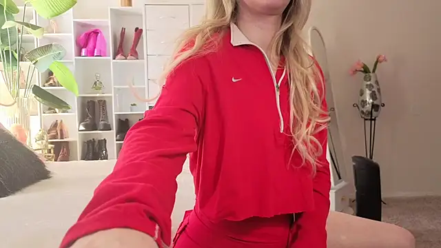 Snapshot of polly_peach chatting on March 4, 2026, 3:29 pm polly peach online show from March 4, 2026, 3:29 pm