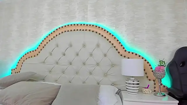 EllaEvanzz online show from April 18, 2026, 1:26 pm