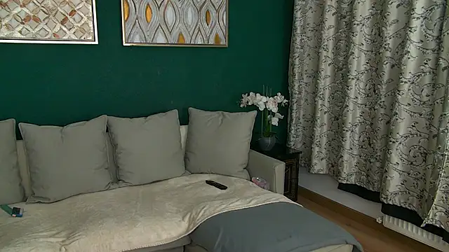 SkinnyNatty online show from April 7, 2026, 3:51 am