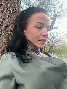 SkinnyLilly online show from April 17, 2026, 11:35 am