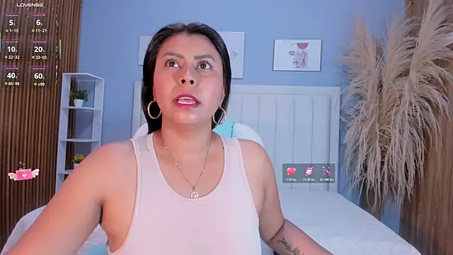 Anthonella Lux online show from April 22, 2026, 11:56 am