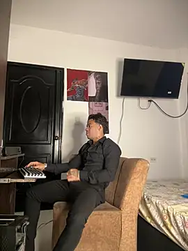 Snapshot of Kenny_romano chatting on April 18, 2026, 10:21 pm Kenny romano online show from April 18, 2026, 10:21 pm