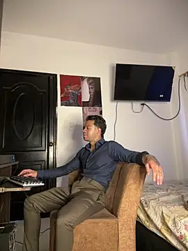 Snapshot of Kenny_romano chatting on April 19, 2026, 7:05 pm Kenny romano online show from April 19, 2026, 7:05 pm